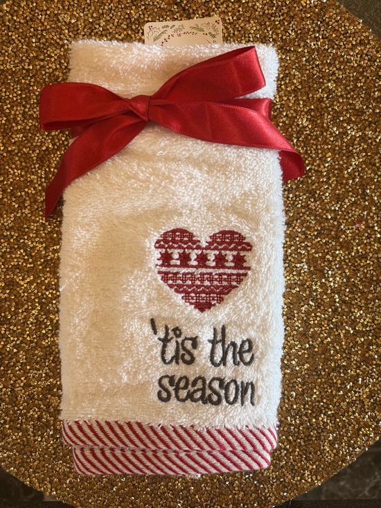 Chesnut Lane Other - Holiday 'Tis the Season NWT Embroidered White Set of 2 Hand Towel/ Red Accent